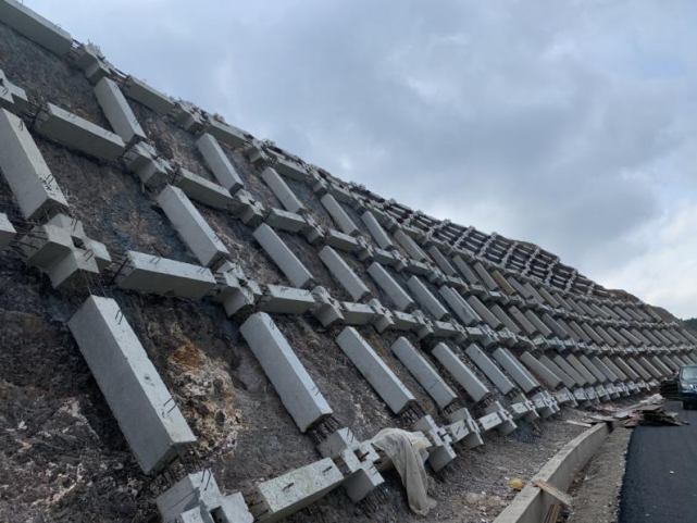 貴州玉石高速,錨索框架樑 錨杆框架樑,六級巖質邊坡,建成後改造,坡腳