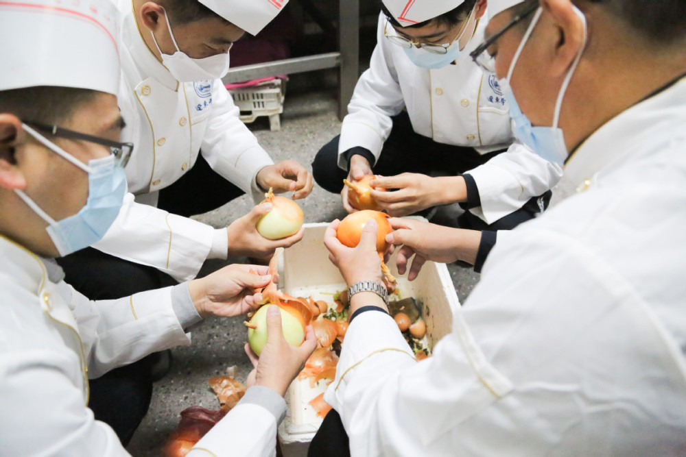 遼東學院師生幫廚食堂變課堂