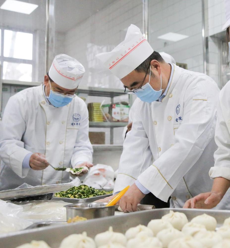 辽东学院师生帮厨食堂变课堂