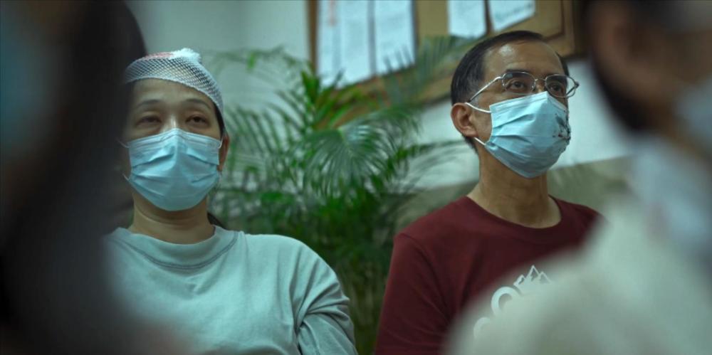 除此之外,作为影片的两场重头戏,地铁和医院的丧尸杀戮血腥感十足