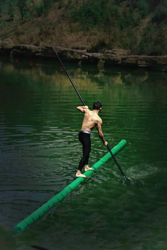 水上绝技校园内惊现独竹漂惹得同学尖叫连连