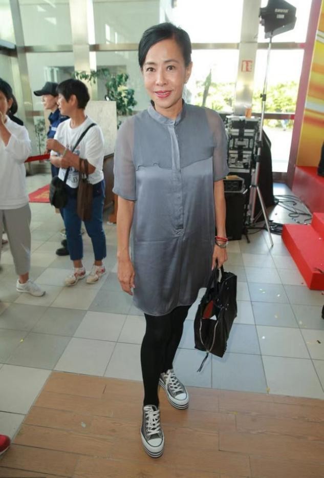 这才是真爱吧周润发高调携妻出镜发嫂打扮朴素状态依旧似少女