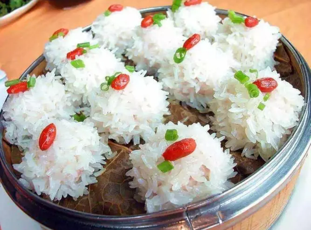 雪花丸子珠梅土鸡是娄底的一道特色菜,它是以当地纯天然的小脚黑鸡为