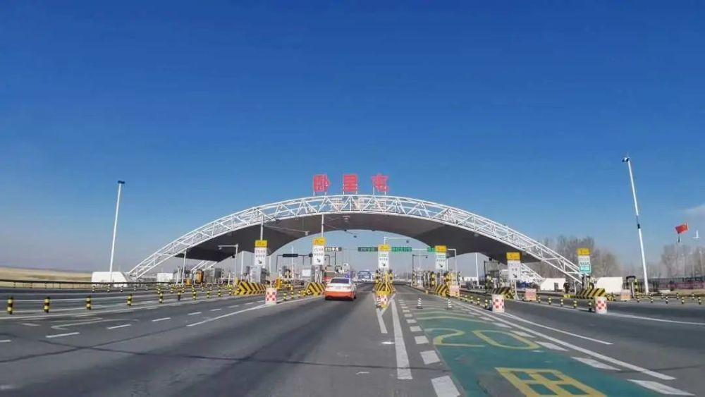 哈大高速公路大庆一端的收费站出入口两侧,已经全部更名为"卧里屯".