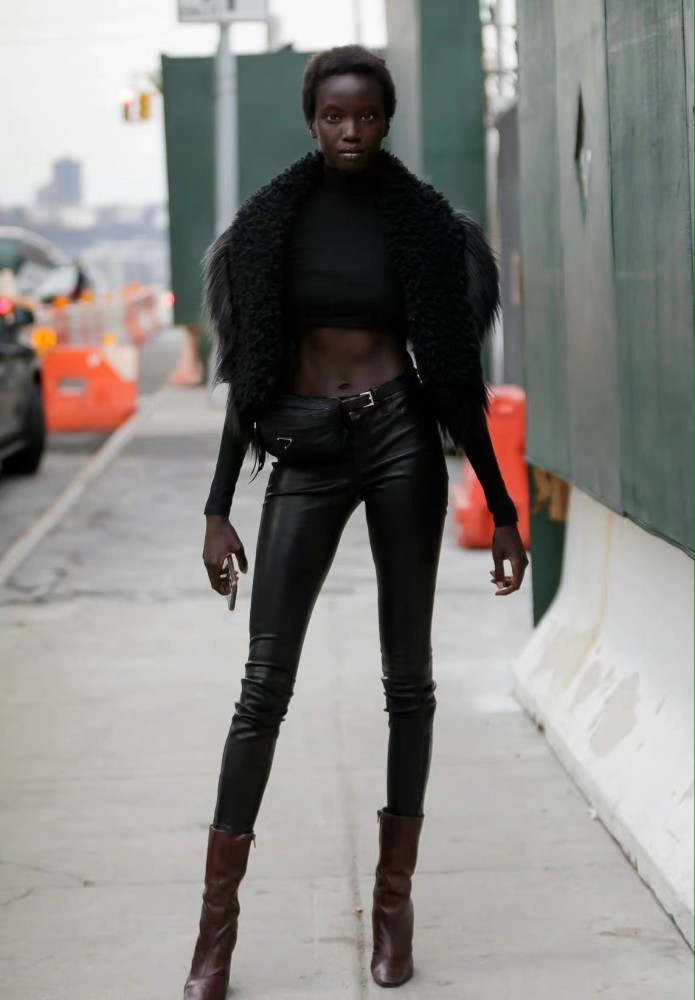 非洲超模的建模身材太夸张,九头身穿衣百搭,腰臀比例更是完美_腾讯