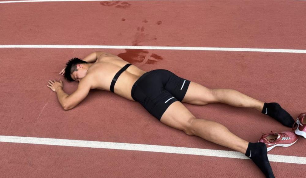 苏炳添晒炸裂身材6块腹肌明显翘臀让人羡慕喊话妻子秀恩爱