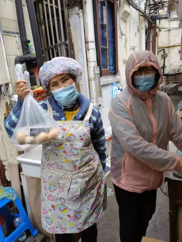 上海疫情“细枝末节”处的连接者：有的志愿者没有防护服，就穿雨衣外出八年级上册