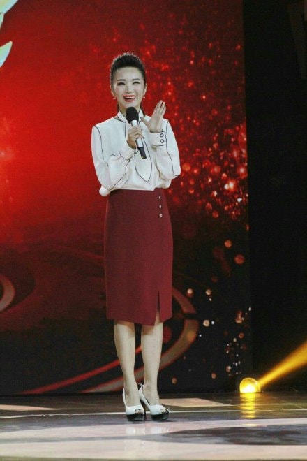 央视主持人管彤带儿子买菜,坐三轮车很亲民,素颜还是很自然美!