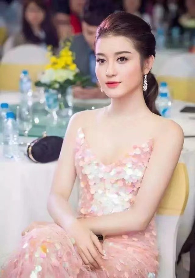 阮宣眉:富豪为她当街打架,40岁带俩娃再嫁20岁小鲜肉