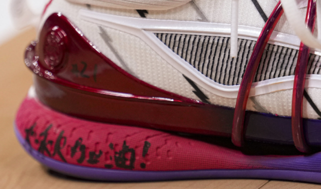 感动孙铭徽冯欣球鞋签名为胡金秋祈福大秋加油等你回来