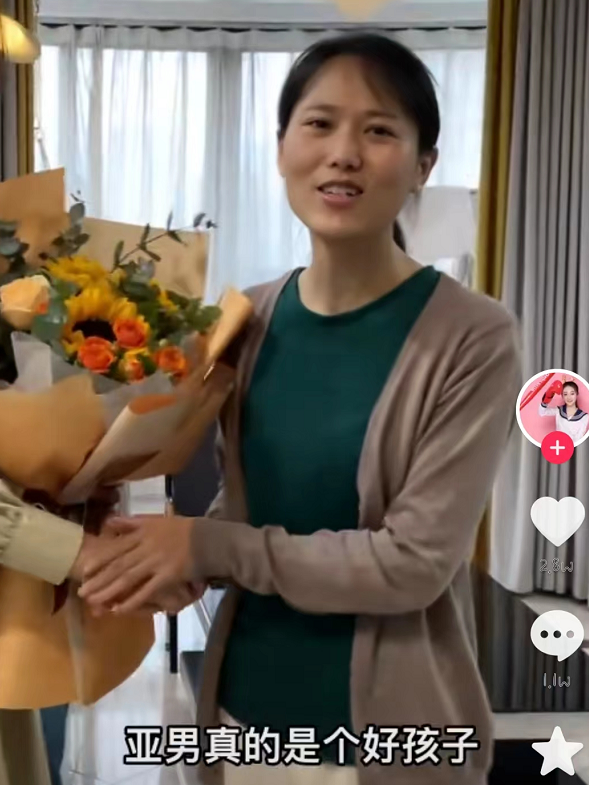 陈亚男拜访护士长,冒雨送鲜花,被夸善良女孩,榜一大哥说出实话