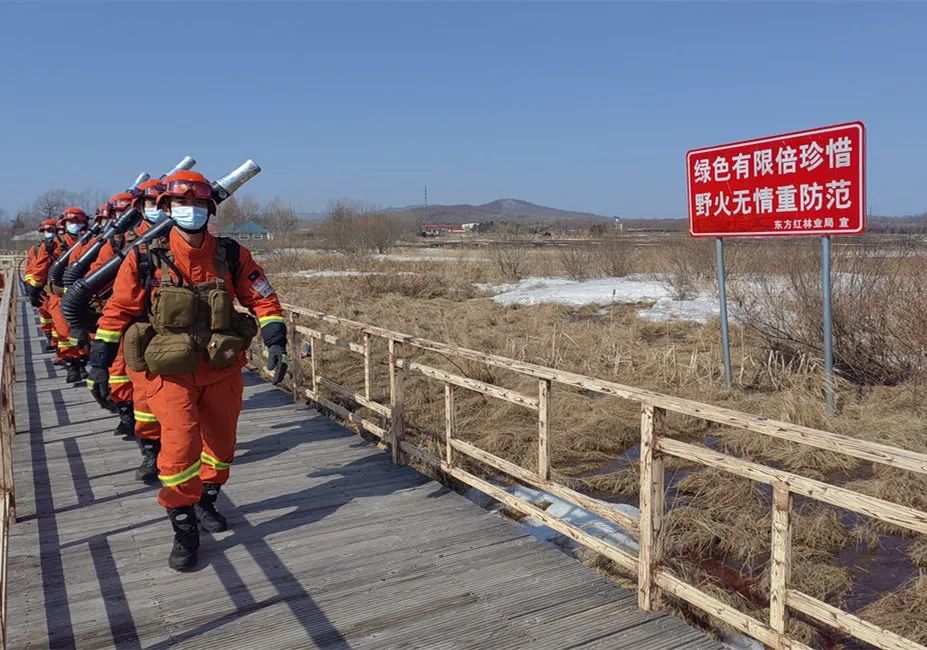 繁華地段設立宣傳活動現場,擺放宣傳展板,張貼宣傳海報,懸掛標語橫幅