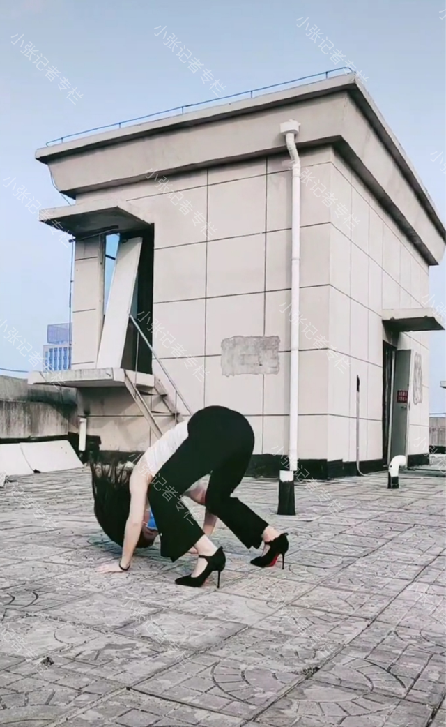 楼顶上,一女子穿高跟鞋做连环后空翻,网友称赞:绝对是武林高手