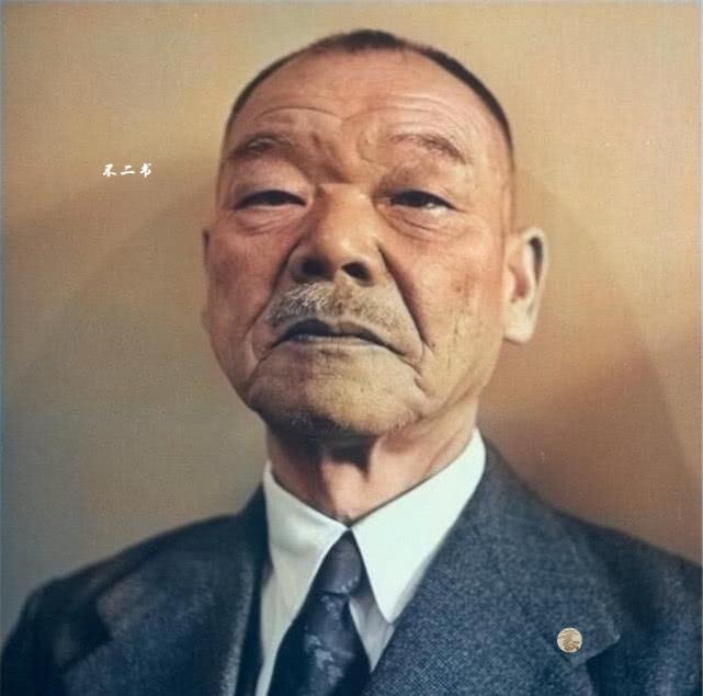 照片为1946年被送上远东国际军事法庭的武藤章,武藤章为日本战时的