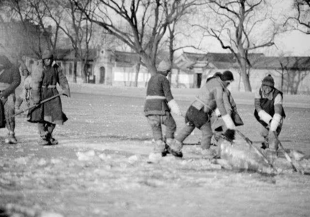 1924年北京老照片，数九寒天的采冰人