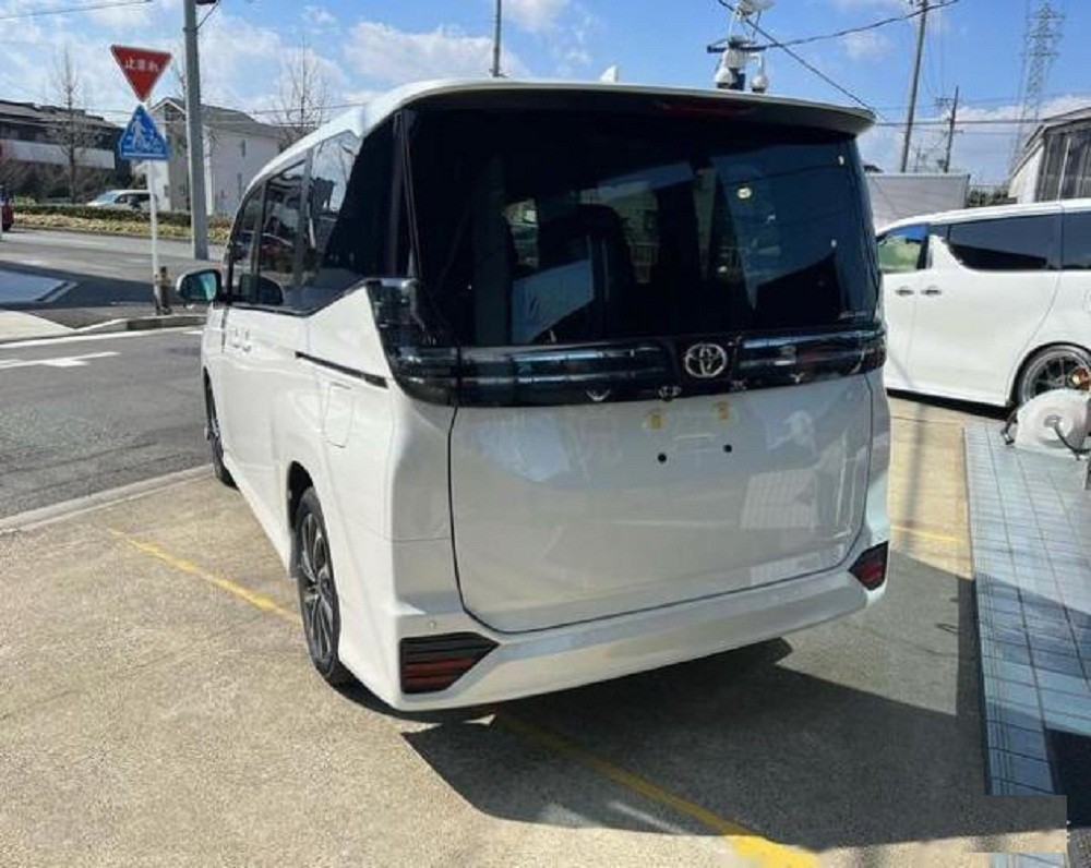 首批丰田voxy抵港!15万标配电滑门,搭1.