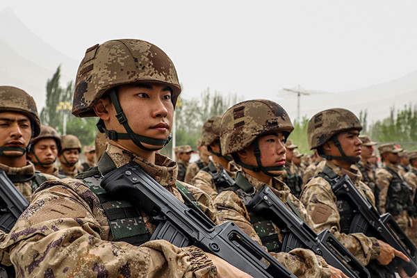 阿克苏军分区某新兵营开训动员大会现场开训动员大会后展开队列训练新