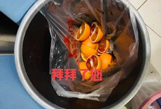 发这样的橙子就很可怕了,这些物资是由重庆万州区提供,垃圾桶里的橙子