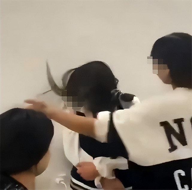 安徽女生学校内被12人欺凌,扇耳光,掐脖子,画面让人愤怒 案例