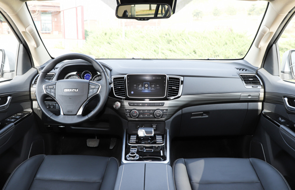 五十铃mu-x牧游侠汽油版内饰设计和铃拓有着很高的相似度,并新增了