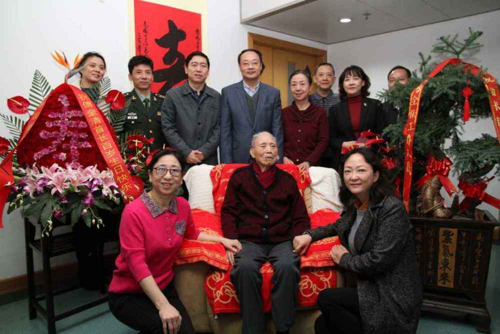 对了傅奎清还是福州军区的最后一任政委了,如今的傅奎清102岁高龄了