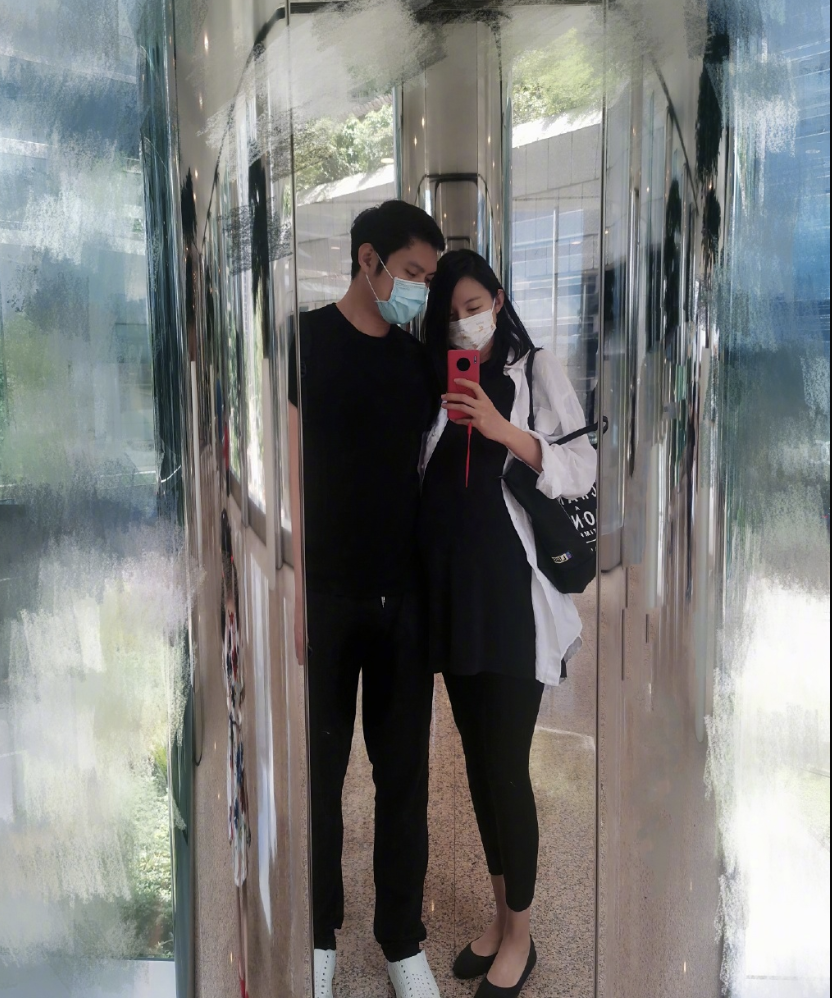 张梓琳庆祝结婚12周年罕晒夫妻同框共进晚餐丈夫送玫瑰浪漫有型