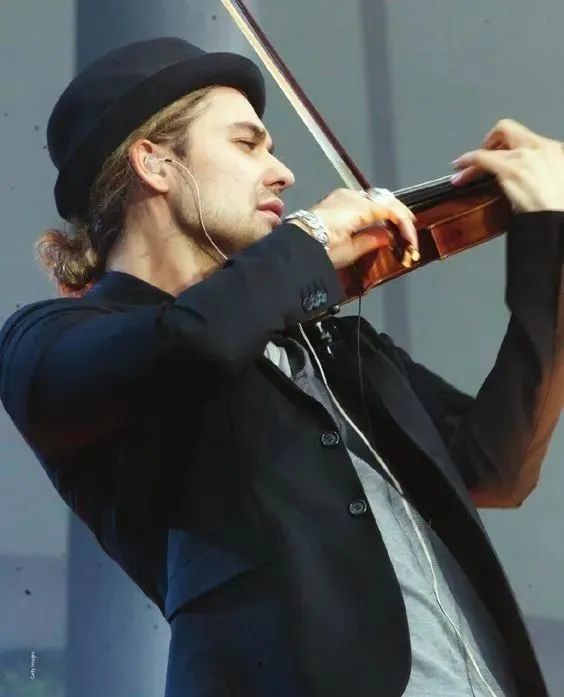 【绘画参考】18张演奏小提琴的人体姿势(动态速写素材)