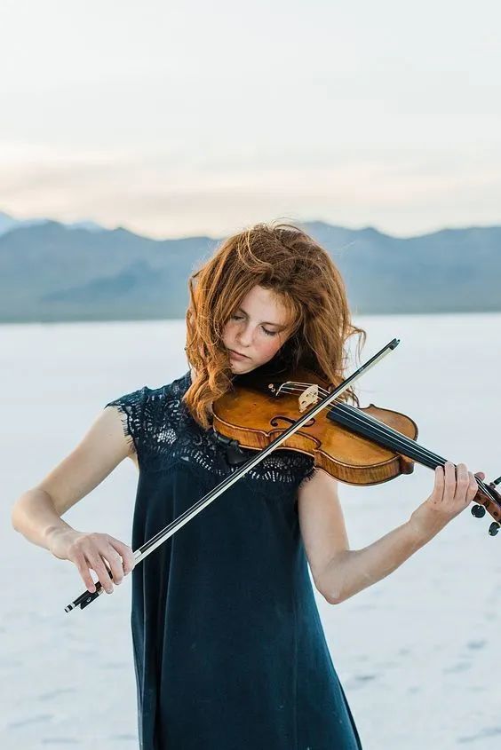 【绘画参考】18张演奏小提琴的人体姿势(动态速写素材)