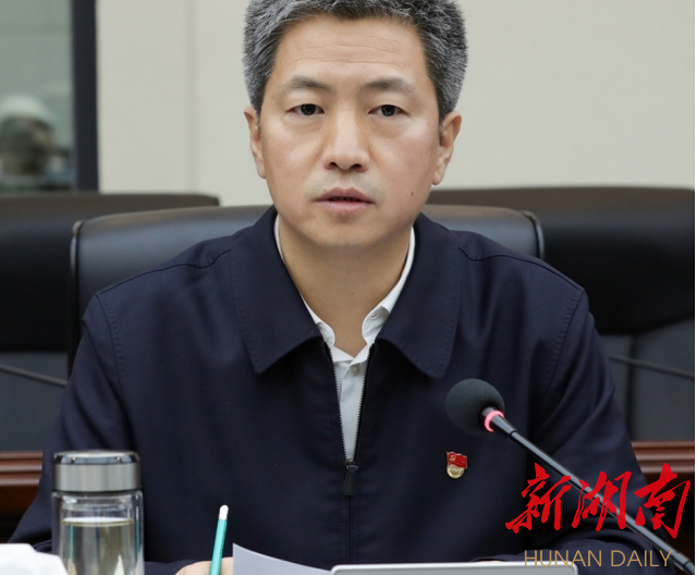 4月15日,娄底市委副书记,市长曾超群冒雨赴涟源市和娄底经开区调研