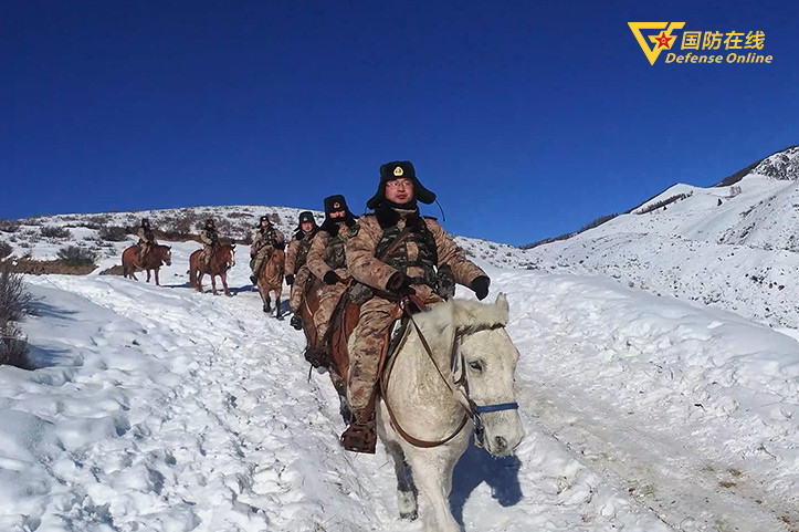 踏雪巡逻边防官兵边境线上守卫祖国安全