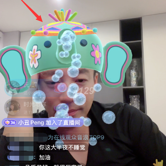 汪小菲凌晨三点开直播,网友恶搞刷礼物送绿帽子,汪小菲脸色大变画面
