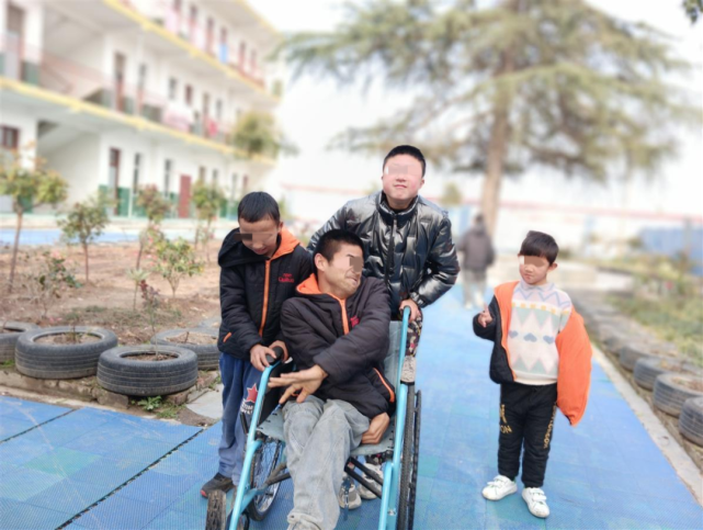 因为一个想法,随州一男子做了500个残疾少年的"爸爸"