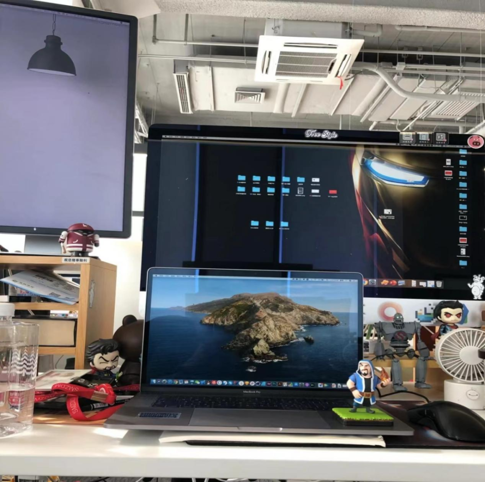 00后职场人住进工位里_腾讯新闻