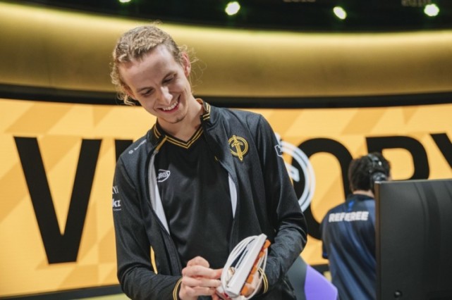 licorice:在没有打败c9前不会退役!打强队对线是基础