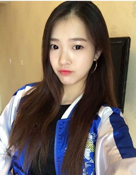 周梓倩直播放blackpink的弃曲,冲上热搜引争议,网友:心机女