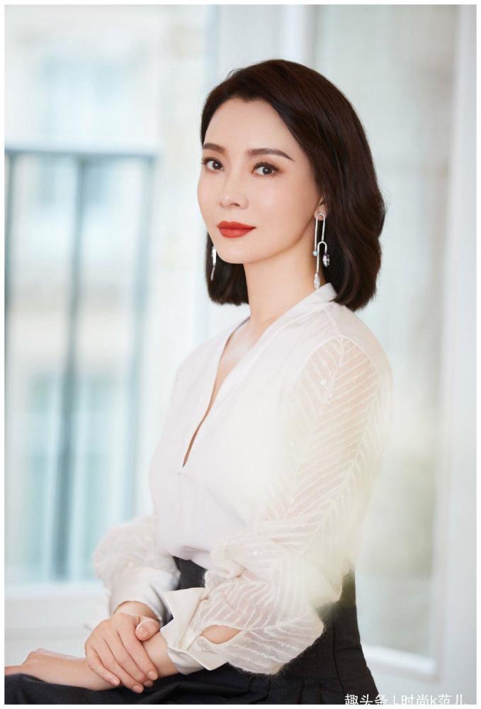 42岁陈数真是美到骨子里,衬衫搭配半身裙,精致又优雅!_腾讯新闻