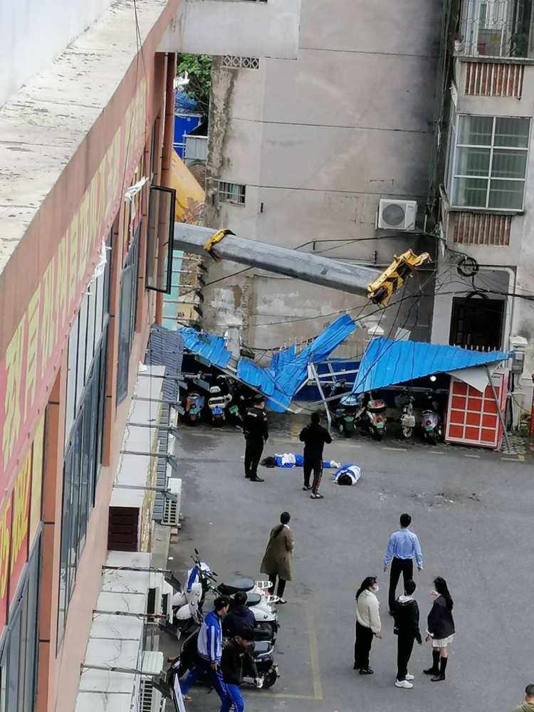 广西一中学附近吊车翻车，吊臂砸倒路过学生，校长：两人正在急救000520长航凤凰