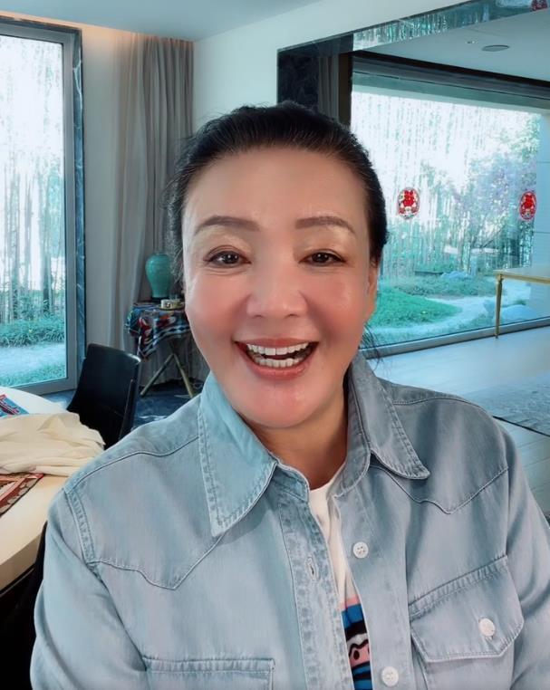 张兰自曝婚姻状态,透露与汪小菲爸爸复合,还大方夸赞老公很帅_腾讯