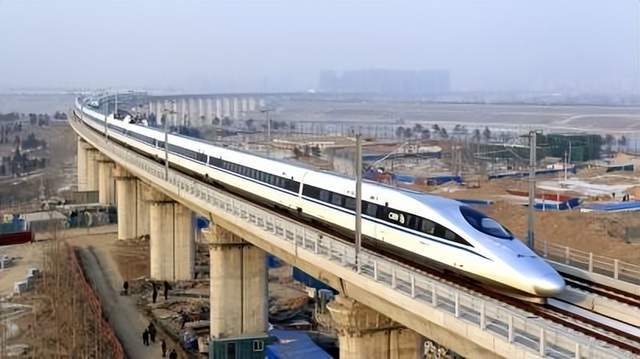 拜登又拿中国刺激美国人：中国高铁特别快，机场和大桥修的都很好