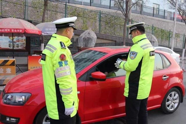 本月起,交警将严查两项违章行为,白天会在路口设卡