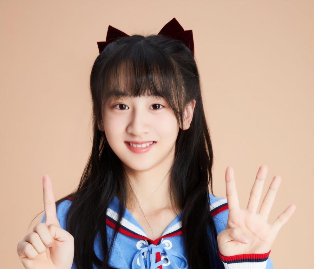 都是星二代美女14岁森碟清新朴实16岁黄多多穿金戴银浓妆艳抹