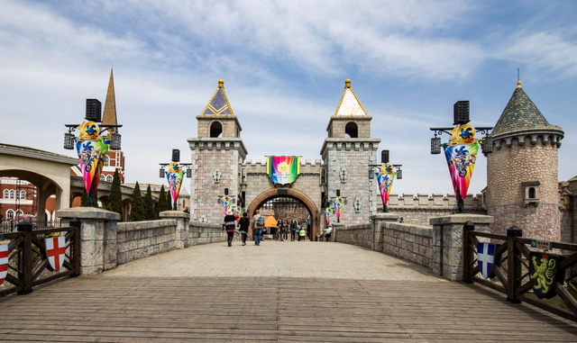 这座娱乐天堂就是"大连发现王国主题公园",光是听名字大家就可以猜到