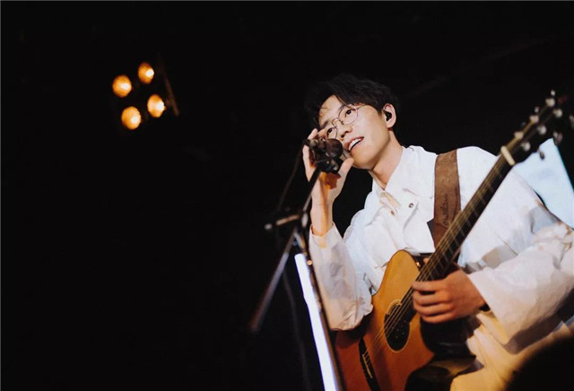 一把吉他,一个黑框眼镜,一袭白衬衫,是陈鸿宇给人的第一感受,极具少年