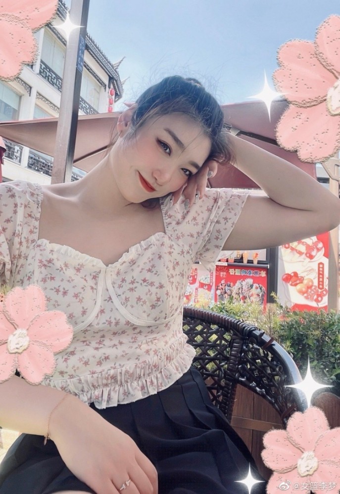 直播吧4月18日讯 今天,中国女篮球员李梦更新了其个人微博.