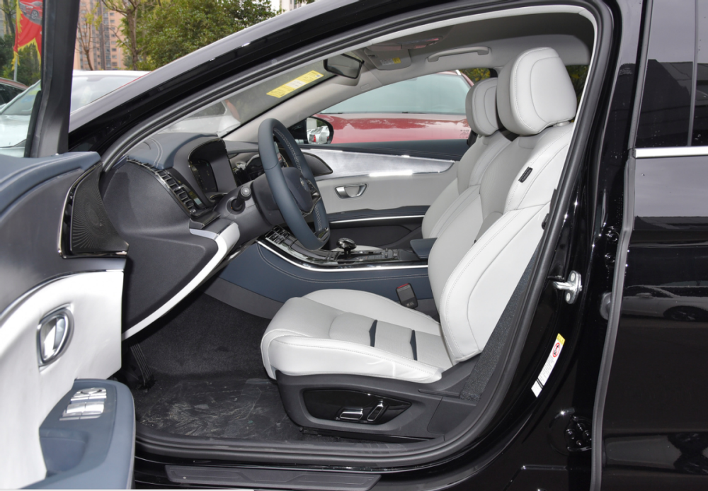 座椅舒适性方面和空间表现也是必须的,比亚迪e9的空间表现还是蛮不错