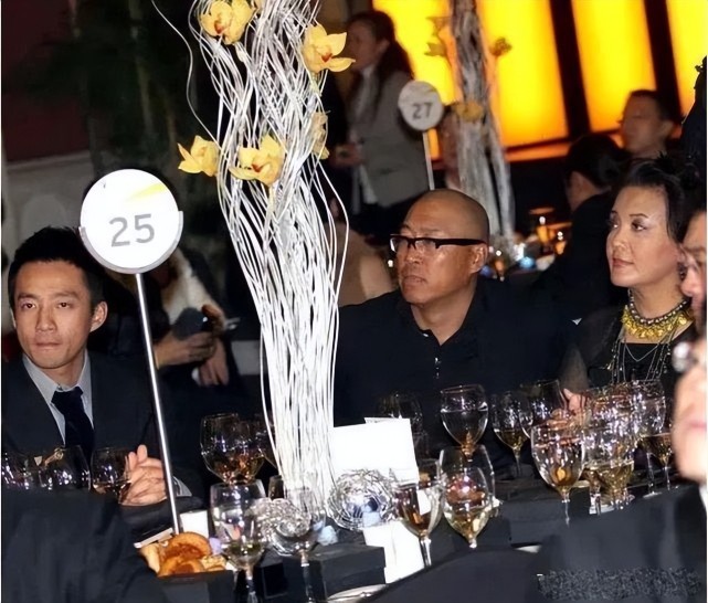 离婚30年后，张兰自曝和汪小菲爸爸复合，网友调侃：她比大S还狠_腾讯新闻