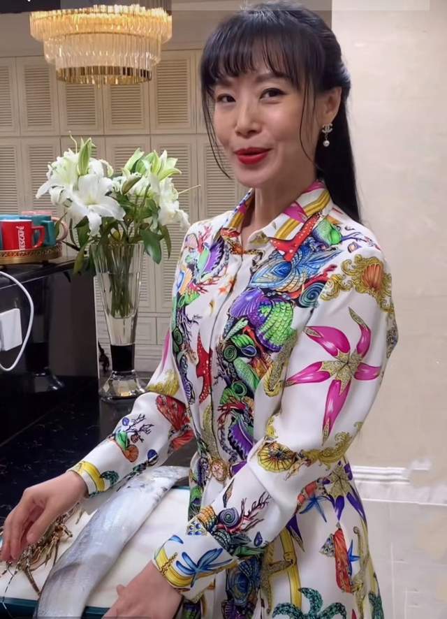 号称"全网最壕家庭主妇"之一的"cici888的家宴"大概就是这样,愣是把