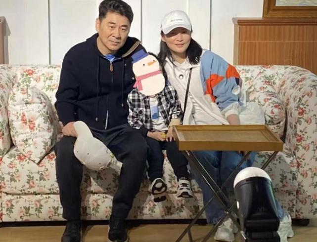 陈建斌蒋勤勤带二胎儿子看展,夫妻俩夹吻3岁多儿子合照幸福满满