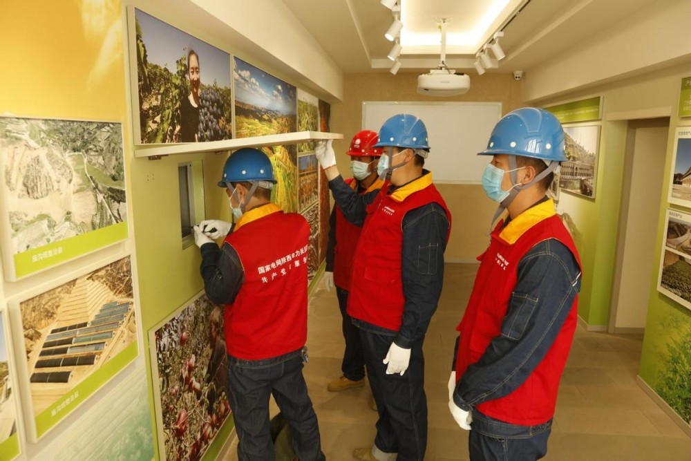 一排排太阳能路灯在蓝天白云下格外显眼,据郝家桥村党支书刘振喜讲述