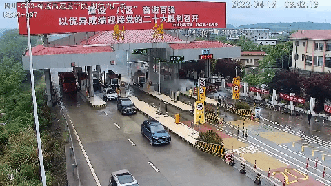 货车在遂宁一高速收费站爆胎起火幸好扑救及时
